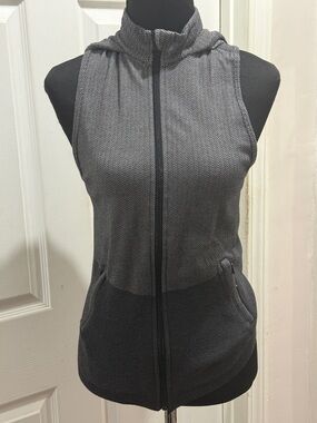 Sleeveless Hooded Zip-Up Vest in Heathered Gray